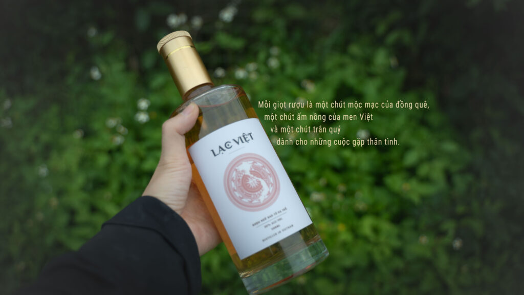 Rượu Lạc Việt hiện diện giữa nền xanh tự nhiên, gợi cảm giác mộc mạc, gần gũi và đậm tinh thần men Việt truyền thống.